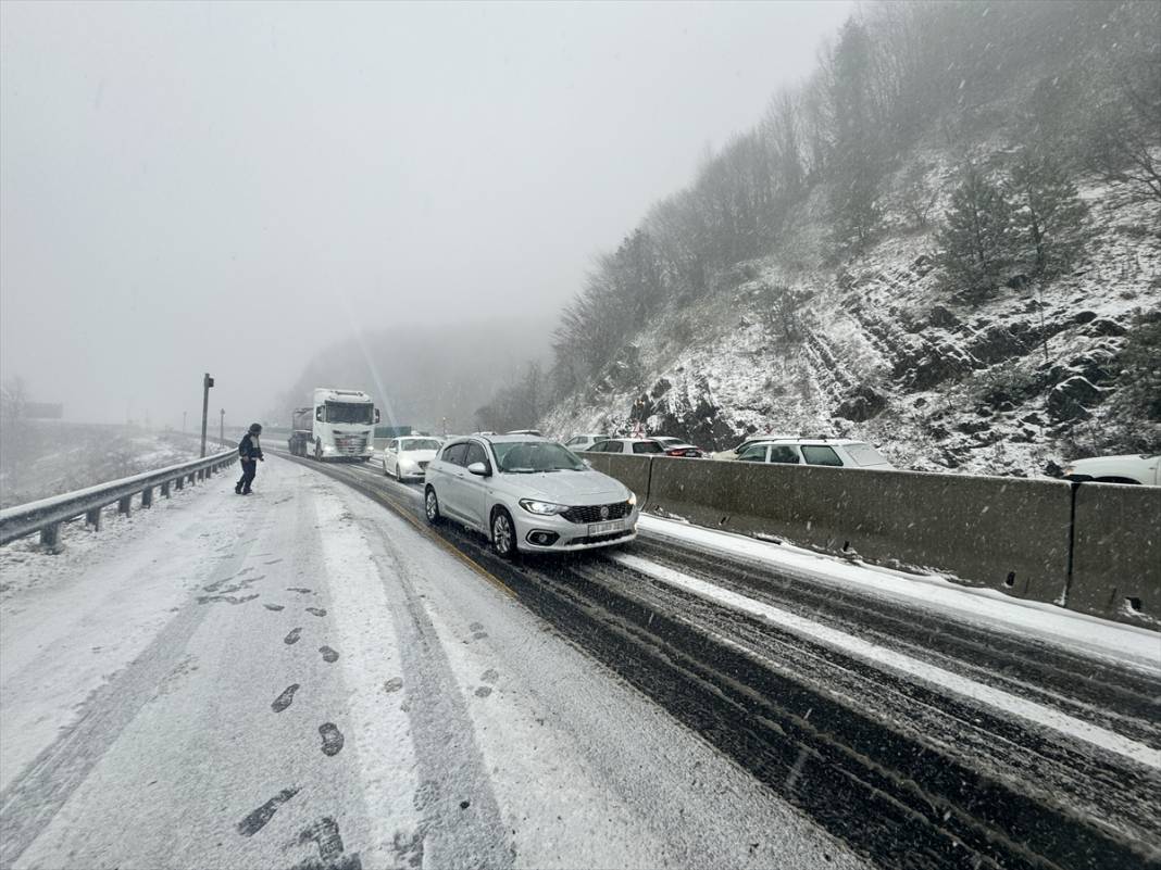 Beklenen kar yağışı başladı, trafik aksıyor 5